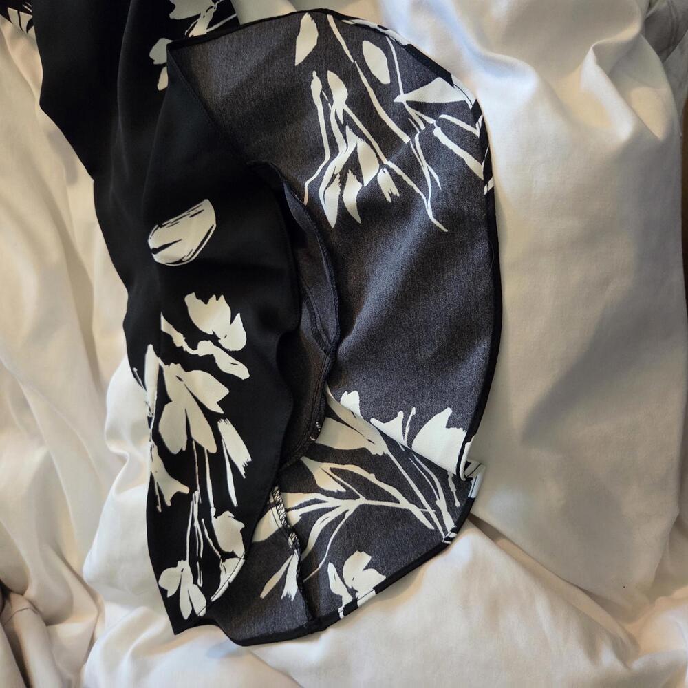 Vince Camuto Flutter Sleeve Floral Whisps V- Neck Tunic‎ XL - Picture 8 of 9